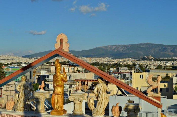 Μα το Δία: Οι 12 θεοί κατοικούν σε δύο.. πολυκατοικίες στο Αιγάλεω