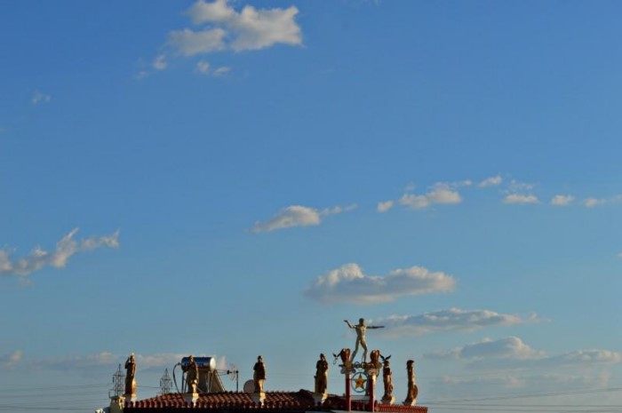 Μα το Δία: Οι 12 θεοί κατοικούν σε δύο.. πολυκατοικίες στο Αιγάλεω