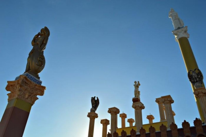 Μα το Δία: Οι 12 θεοί κατοικούν σε δύο.. πολυκατοικίες στο Αιγάλεω