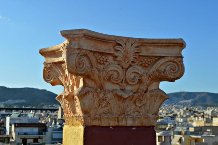 Μα το Δία: Οι 12 θεοί κατοικούν σε δύο.. πολυκατοικίες στο Αιγάλεω