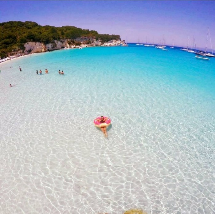 Οι 50 αποχρώσεις του μπλε: Το νησί που έφτιαξε ο Ποσειδώνας για να ζήσει τον έρωτά του είναι ένας Παράδεισος τσέπης