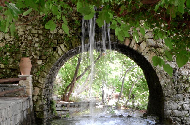 Το άγνωστο ελληνικό χωριό με τους καταρράκτες που οι κάτοικοί του είναι όλοι πετυχημένοι επιχειρηματίες