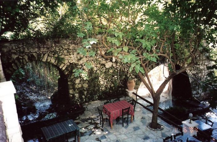 Το άγνωστο ελληνικό χωριό με τους καταρράκτες που οι κάτοικοί του είναι όλοι πετυχημένοι επιχειρηματίες