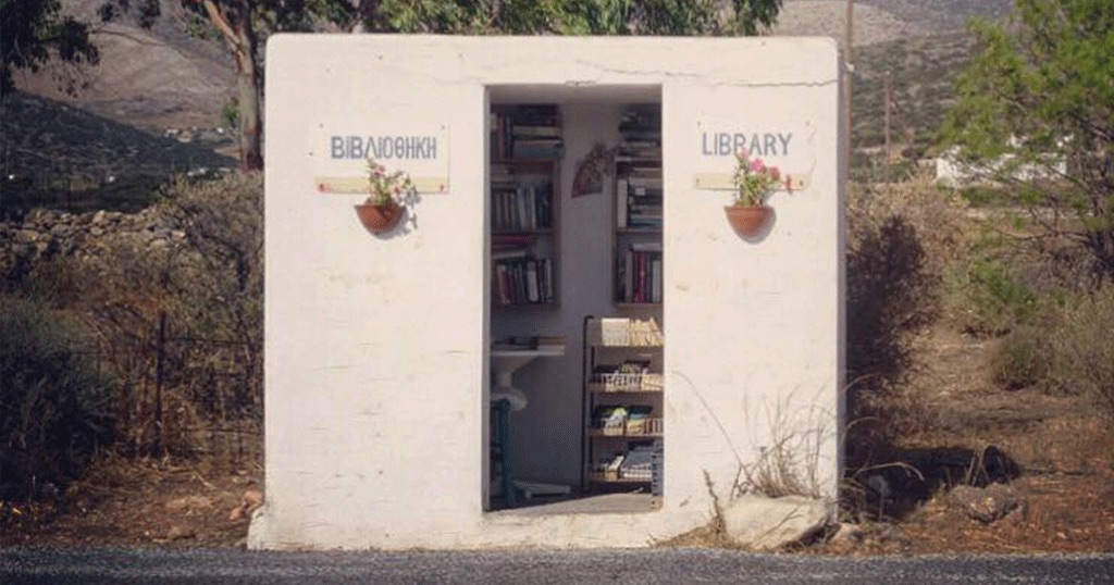 Υπάρχει μια υπέροχη στάση ΚΤΕΛ στην Πάρο που είναι και δανειστική βιβλιοθήκη