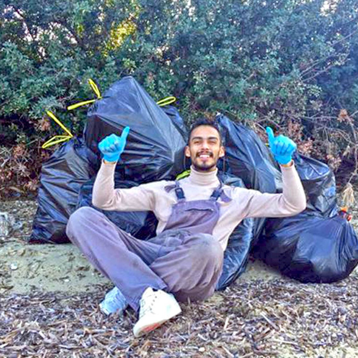 Έλληνας πήρε γάντια και σακούλες και καθάρισε μια ολόκληρη παραλία