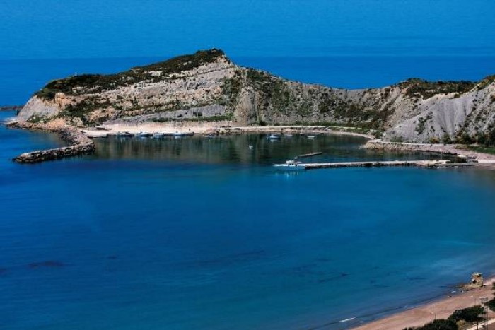 Τα άγνωστα ελληνικά νησιά που ο ήλιος βασιλεύει πάντα αργότερα. Ανέγγιχτοι παράδεισοι με κρυστάλλινα νερά και ατελείωτες αμμουδιές