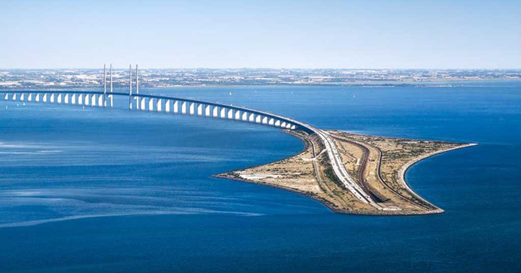 Αυτή η απίστευτη γέφυρα μετατρέπεται σε τούνελ και συνδέει την Δανία με την Σουηδία
