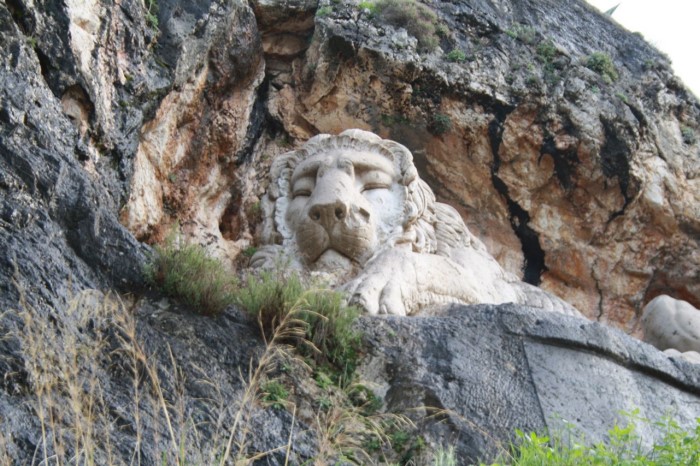 Στο Ναύπλιο υπάρχει ένα λιοντάρι που λαξεύτηκε σ' ένα βράχο το 19ο αιώνα