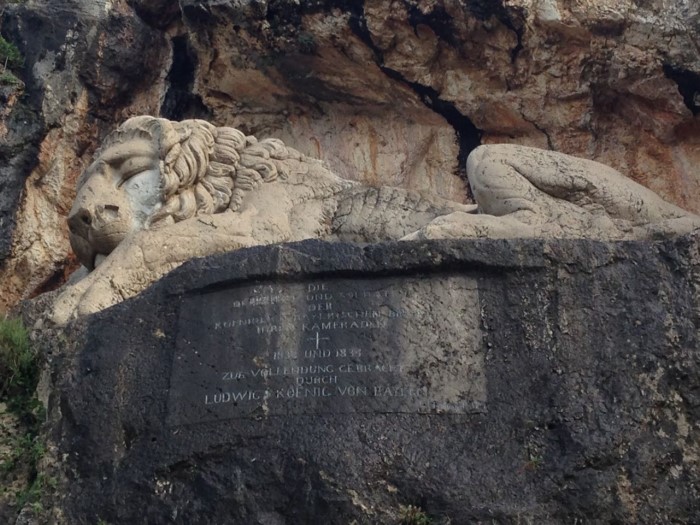 Στο Ναύπλιο υπάρχει ένα λιοντάρι που λαξεύτηκε σ' ένα βράχο το 19ο αιώνα Στο Ναύπλιο υπάρχει ένα λιοντάρι που λαξεύτηκε σ' ένα βράχο το 19ο αιώνα