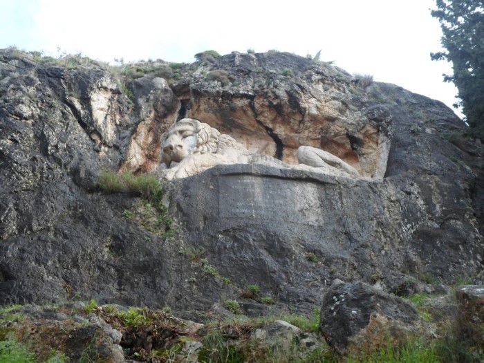 Στο Ναύπλιο υπάρχει ένα λιοντάρι που λαξεύτηκε σ' ένα βράχο το 19ο αιώνα Στο Ναύπλιο υπάρχει ένα λιοντάρι που λαξεύτηκε σ' ένα βράχο το 19ο αιώνα
