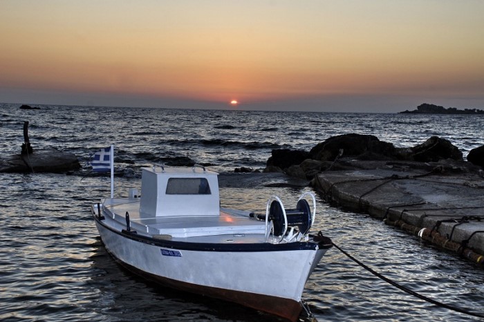 Τα άγνωστα ελληνικά νησιά που ο ήλιος βασιλεύει πάντα αργότερα. Ανέγγιχτοι παράδεισοι με κρυστάλλινα νερά και ατελείωτες αμμουδιές Τα άγνωστα ελληνικά νησιά που ο ήλιος βασιλεύει πάντα αργότερα. Ανέγγιχτοι παράδεισοι με κρυστάλλινα νερά και ατελείωτες αμμουδιές