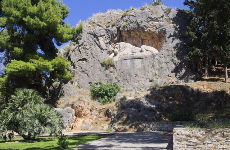 Στο Ναύπλιο υπάρχει ένα λιοντάρι που λαξεύτηκε σ' ένα βράχο το 19ο αιώνα Στο Ναύπλιο υπάρχει ένα λιοντάρι που λαξεύτηκε σ' ένα βράχο το 19ο αιώνα