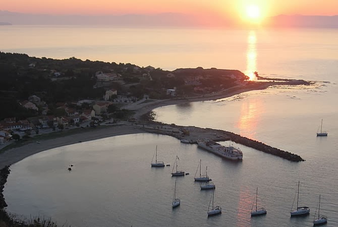 Τα άγνωστα ελληνικά νησιά που ο ήλιος βασιλεύει πάντα αργότερα. Ανέγγιχτοι παράδεισοι με κρυστάλλινα νερά και ατελείωτες αμμουδιές