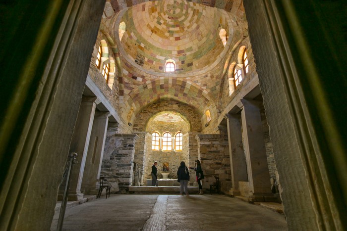 Παναγία Εκατονταπυλιανή: Ο ιστορικός ναός της Πάρου με τις 100 πόρτες. 99 φανερές και μία κρυφή Παναγία Εκατονταπυλιανή: Ο ιστορικός ναός της Πάρου με τις 99 φανερές πόρτες και τη μία κρυφή