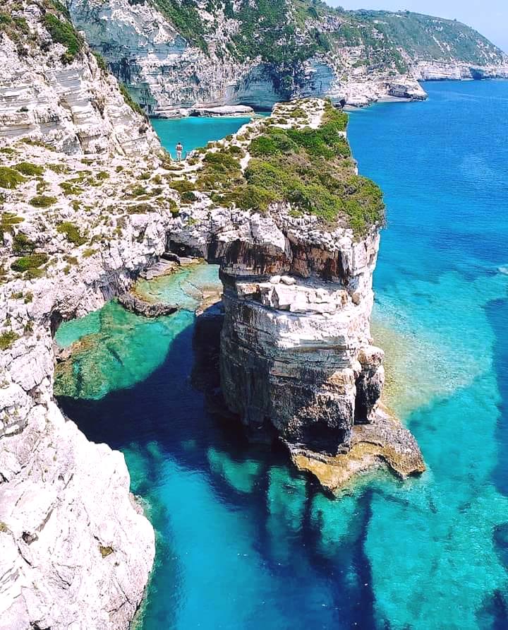 Οι 50 αποχρώσεις του μπλε: Το νησί που έφτιαξε ο Ποσειδώνας για να ζήσει τον έρωτά του είναι ένας Παράδεισος τσέπης