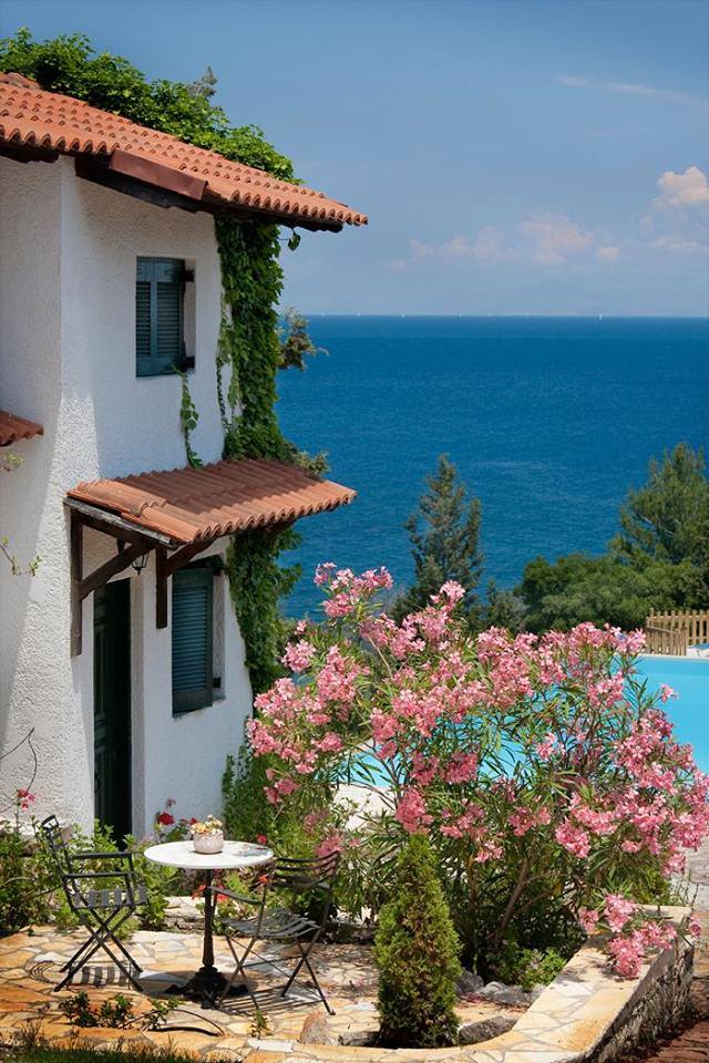 Οι 50 αποχρώσεις του μπλε: Το νησί που έφτιαξε ο Ποσειδώνας για να ζήσει τον έρωτά του είναι ένας Παράδεισος τσέπης