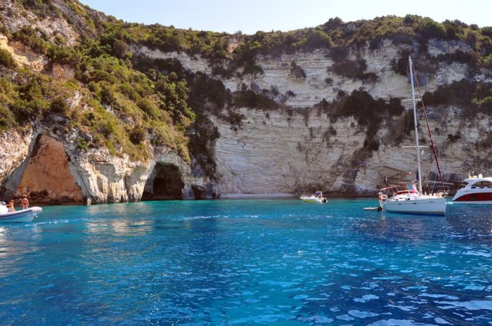 Οι 50 αποχρώσεις του μπλε: Το νησί που έφτιαξε ο Ποσειδώνας για να ζήσει τον έρωτά του είναι ένας Παράδεισος τσέπης