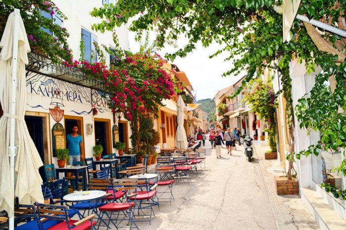 Οι 50 αποχρώσεις του μπλε: Το νησί που έφτιαξε ο Ποσειδώνας για να ζήσει τον έρωτά του είναι ένας Παράδεισος τσέπης