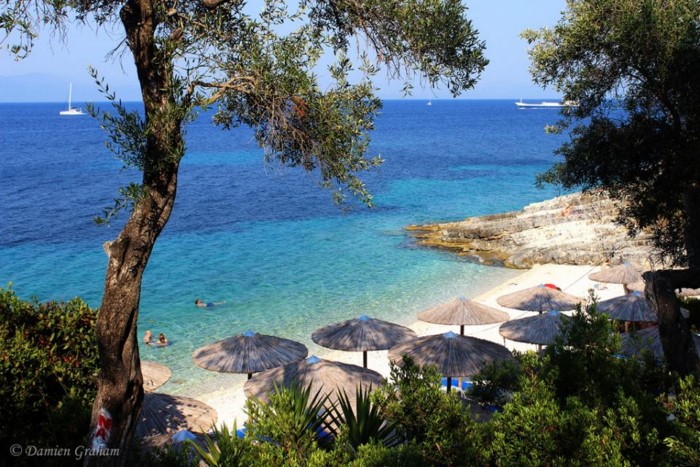 Οι 50 αποχρώσεις του μπλε: Το νησί που έφτιαξε ο Ποσειδώνας για να ζήσει τον έρωτά του είναι ένας Παράδεισος τσέπης