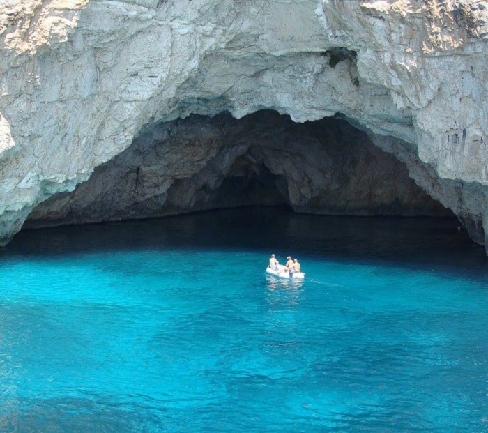 Οι 50 αποχρώσεις του μπλε: Το νησί που έφτιαξε ο Ποσειδώνας για να ζήσει τον έρωτά του είναι ένας Παράδεισος τσέπης