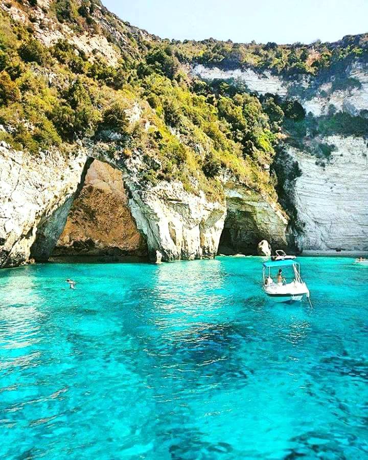 Οι 50 αποχρώσεις του μπλε: Το νησί που έφτιαξε ο Ποσειδώνας για να ζήσει τον έρωτά του είναι ένας Παράδεισος τσέπης