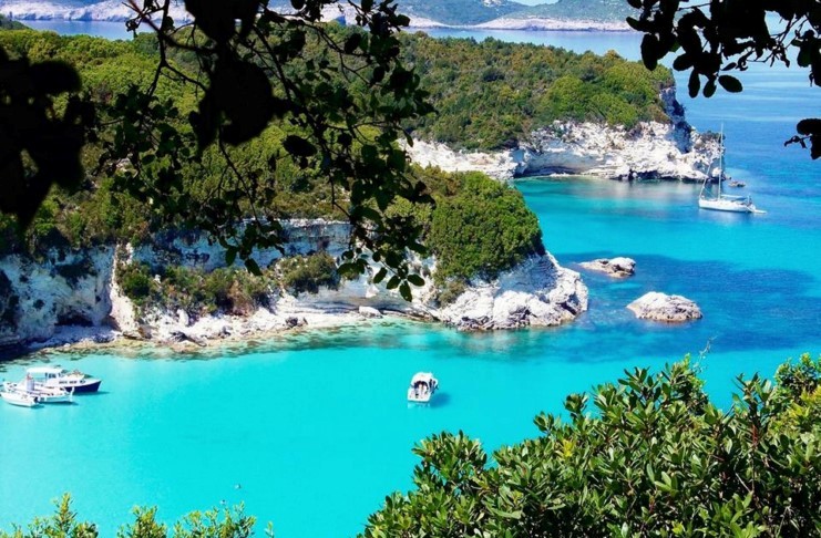 Οι 50 αποχρώσεις του μπλε: Το νησί που έφτιαξε ο Ποσειδώνας για να ζήσει τον έρωτά του είναι ένας Παράδεισος τσέπης