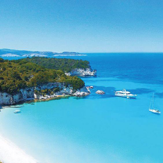 Οι 50 αποχρώσεις του μπλε: Το νησί που έφτιαξε ο Ποσειδώνας για να ζήσει τον έρωτά του είναι ένας Παράδεισος τσέπης