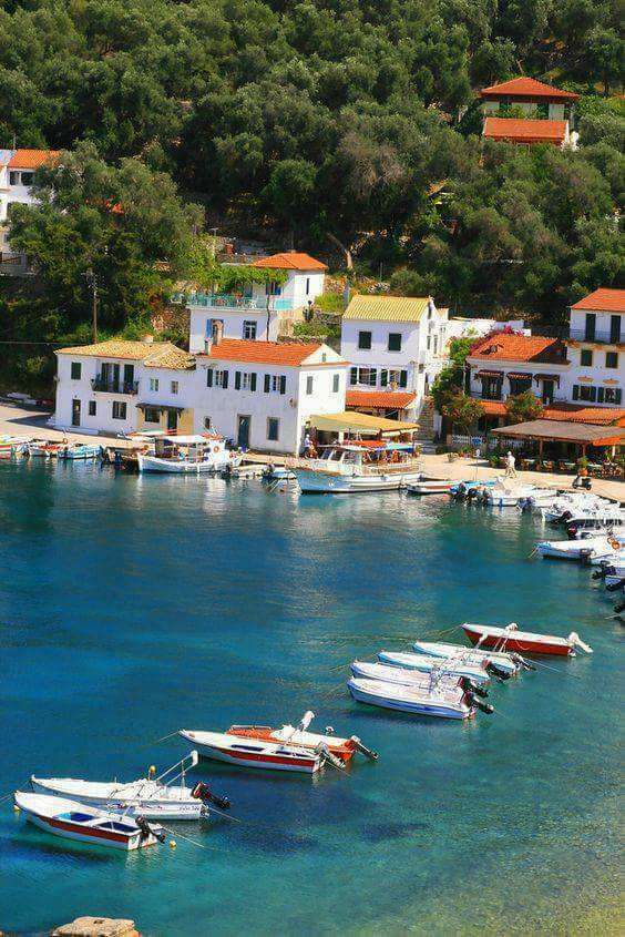 Οι 50 αποχρώσεις του μπλε: Το νησί που έφτιαξε ο Ποσειδώνας για να ζήσει τον έρωτά του είναι ένας Παράδεισος τσέπης