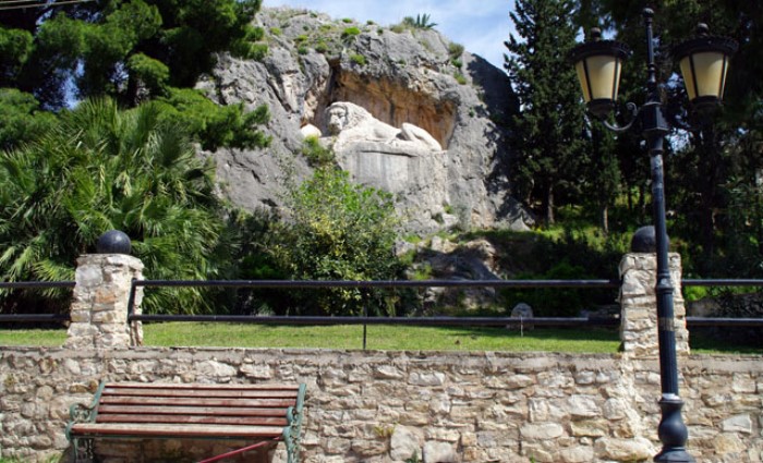 Στο Ναύπλιο υπάρχει ένα λιοντάρι που λαξεύτηκε σ' ένα βράχο το 19ο αιώνα Στο Ναύπλιο υπάρχει ένα λιοντάρι που λαξεύτηκε σ' ένα βράχο το 19ο αιώνα