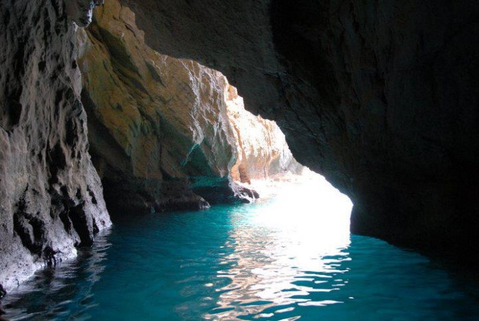 Τα άγνωστα ελληνικά νησιά που ο ήλιος βασιλεύει πάντα αργότερα. Ανέγγιχτοι παράδεισοι με κρυστάλλινα νερά και ατελείωτες αμμουδιές Τα άγνωστα ελληνικά νησιά που ο ήλιος βασιλεύει πάντα αργότερα. Ανέγγιχτοι παράδεισοι με κρυστάλλινα νερά και ατελείωτες αμμουδιές