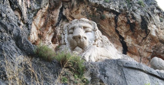 Στο Ναύπλιο υπάρχει ένα λιοντάρι που λαξεύτηκε σ’ ένα βράχο το 19ο αιώνα