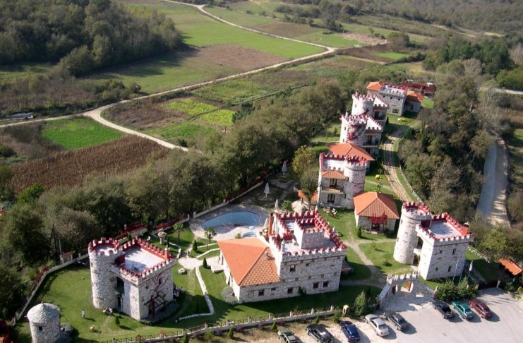 Το πιο παραμυθένιο ξενοδοχείο της Ελλάδας είναι γεμάτο πέτρινους πύργους και θυμίζει.. Σκωτία