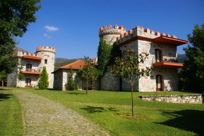 Το πιο παραμυθένιο ξενοδοχείο της Ελλάδας είναι γεμάτο πέτρινους πύργους και θυμίζει Σκωτία