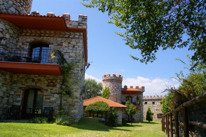 Το πιο παραμυθένιο ξενοδοχείο της Ελλάδας είναι γεμάτο πέτρινους πύργους και θυμίζει Σκωτία