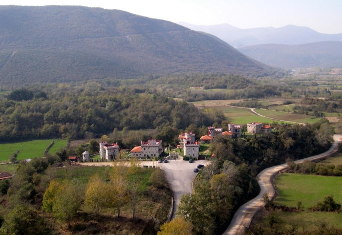 Το πιο παραμυθένιο ξενοδοχείο της Ελλάδας είναι γεμάτο πέτρινους πύργους και θυμίζει.. Σκωτία