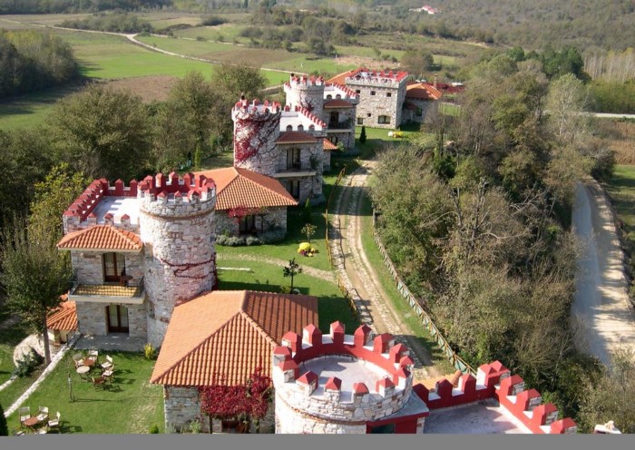 Το πιο παραμυθένιο ξενοδοχείο της Ελλάδας είναι γεμάτο πέτρινους πύργους και θυμίζει Σκωτία