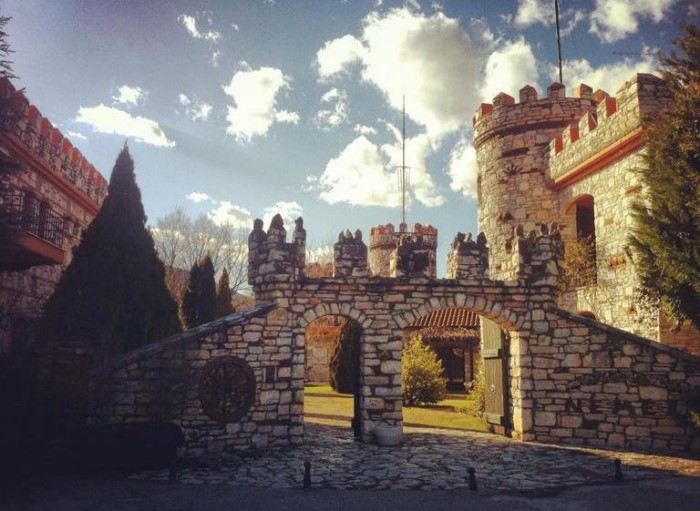 Το πιο παραμυθένιο ξενοδοχείο της Ελλάδας είναι γεμάτο πέτρινους πύργους και θυμίζει.. Σκωτία