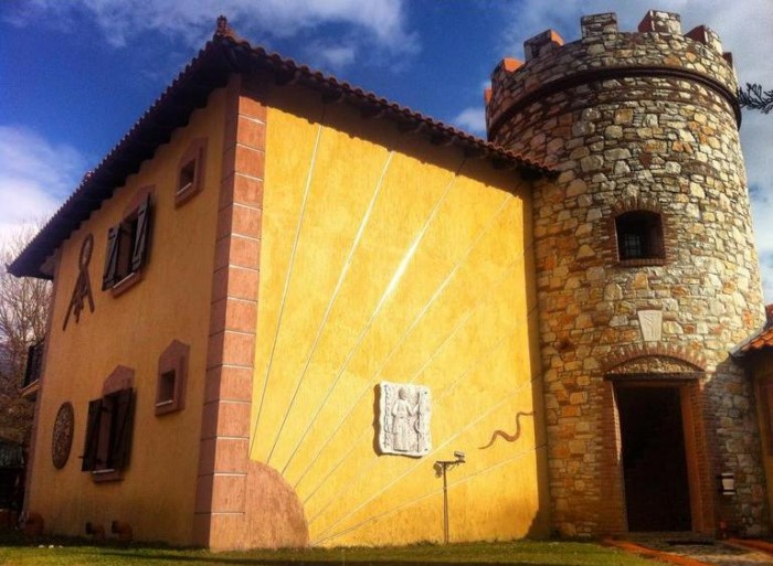 Το πιο παραμυθένιο ξενοδοχείο της Ελλάδας είναι γεμάτο πέτρινους πύργους και θυμίζει.. Σκωτία