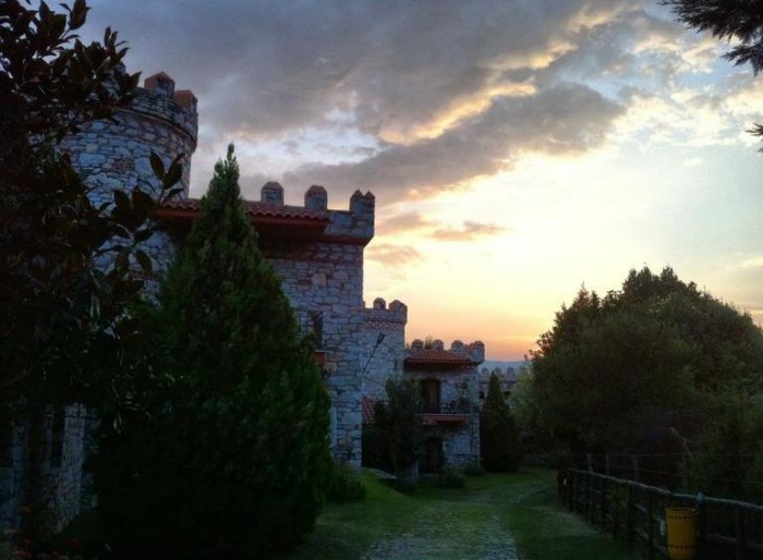 Το πιο παραμυθένιο ξενοδοχείο της Ελλάδας είναι γεμάτο πέτρινους πύργους και θυμίζει.. Σκωτία