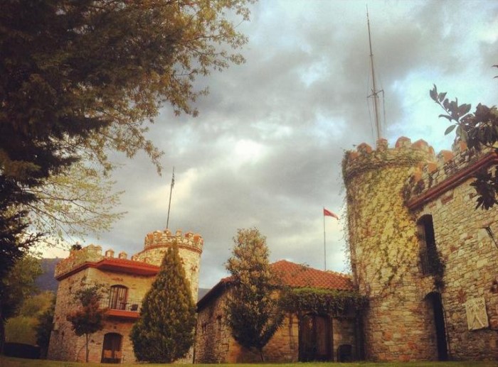 Το πιο παραμυθένιο ξενοδοχείο της Ελλάδας είναι γεμάτο πέτρινους πύργους και θυμίζει.. Σκωτία