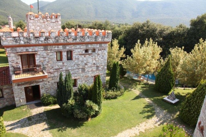 Το πιο παραμυθένιο ξενοδοχείο της Ελλάδας είναι γεμάτο πέτρινους πύργους και θυμίζει.. Σκωτία