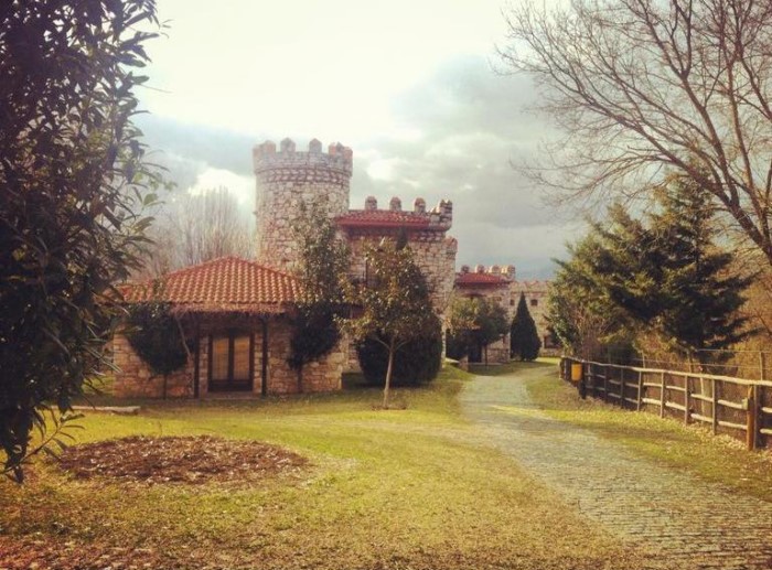 Το πιο παραμυθένιο ξενοδοχείο της Ελλάδας είναι γεμάτο πέτρινους πύργους και θυμίζει.. Σκωτία