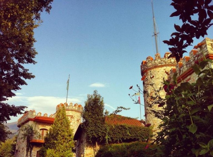 Το πιο παραμυθένιο ξενοδοχείο της Ελλάδας είναι γεμάτο πέτρινους πύργους και θυμίζει.. Σκωτία