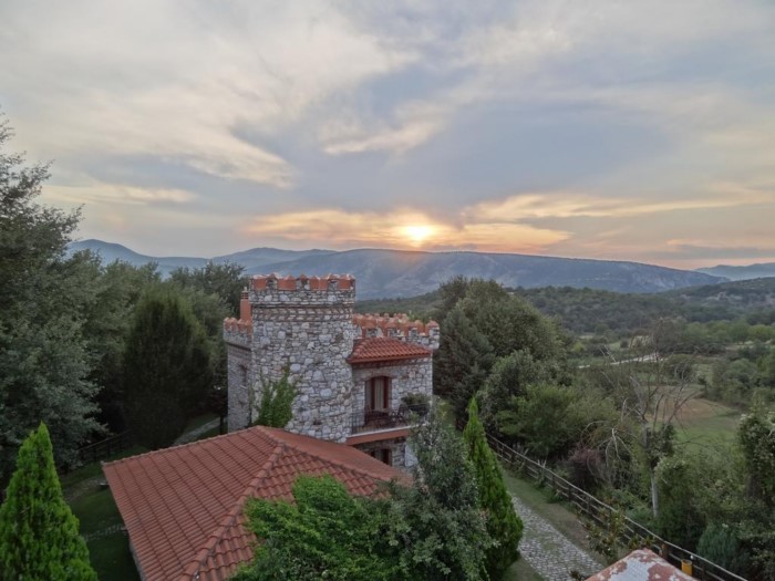 Το πιο παραμυθένιο ξενοδοχείο της Ελλάδας είναι γεμάτο πέτρινους πύργους και θυμίζει.. Σκωτία