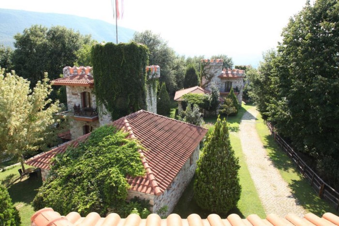 Το πιο παραμυθένιο ξενοδοχείο της Ελλάδας είναι γεμάτο πέτρινους πύργους και θυμίζει.. Σκωτία