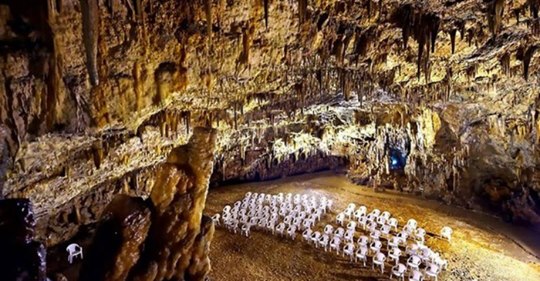 Δρογκαράτη: Το μυστικό ελληνικό σπήλαιο όπου γίνονται συναυλίες 60 μέτρα κάτω από τη γη