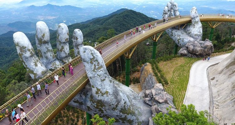 Γέφυρα στο Βιετνάμ στηρίζεται σε δύο γιγάντια χέρια και μοιάζει βγαλμένη απο παραμύθι