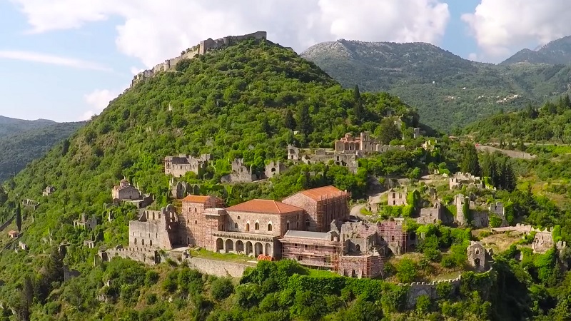 Η Ελληνική καστροπολιτεία στη Λακωνία που μοιάζει σαν να έχει ξεπηδήσει από τα σκηνικά του Game of Thrones
