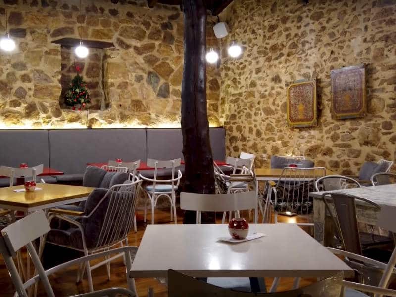 Αυτό είναι το νέο «Καφέ της Χαράς» στο γραφικό ελληνικό χωριουδάκι  Κολοκοτρωνίτσι! (video)