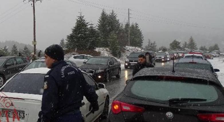 Κυκλοφοριακό χάος στα Καλάβρυτα: Εγκλωβίστηκαν οδηγοί στο δρόμο για το Χιονοδρομικό